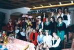 dic 1999 - le mogli dei coristi in costume alla cena di Natale
